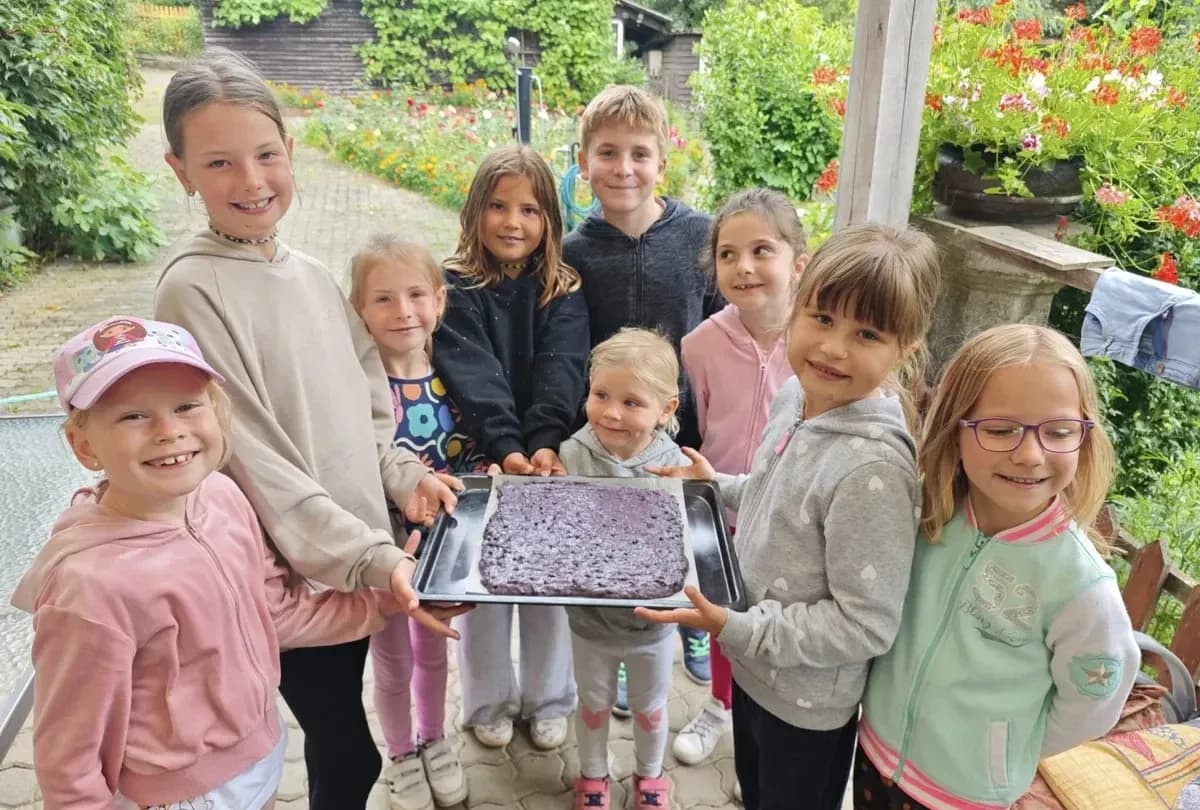 Děti při pečení na cukrářském táboře